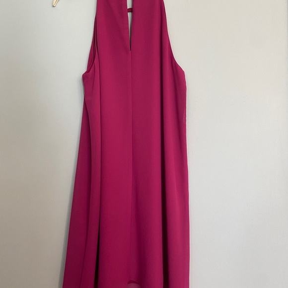 Beautiful fuscha color dress,below the knee length, a V neckline with beads . - Picture 4 of 5